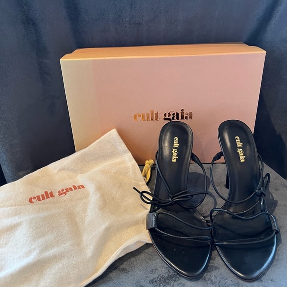 Lightly worn beautiful designer shoes, size 37.5, black. Very unique heel. - Picture 4 of 5